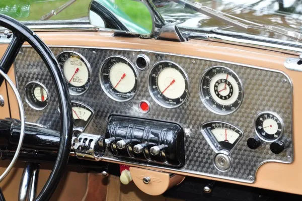 1937-Cord-812-dash-_jpg.jpg