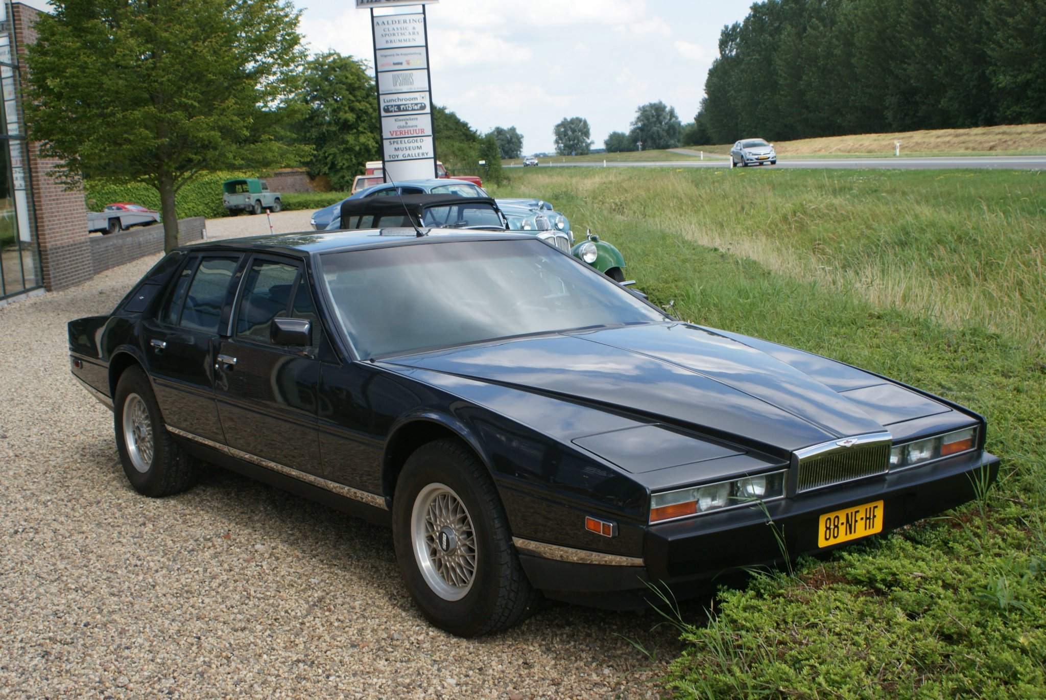 1986_Aston_Martin_Lagonda_(9014216671).jpg