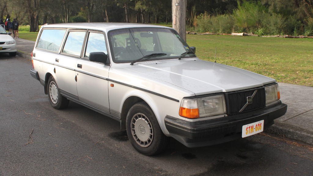 1993 Volvo 240 station wagon.jpg