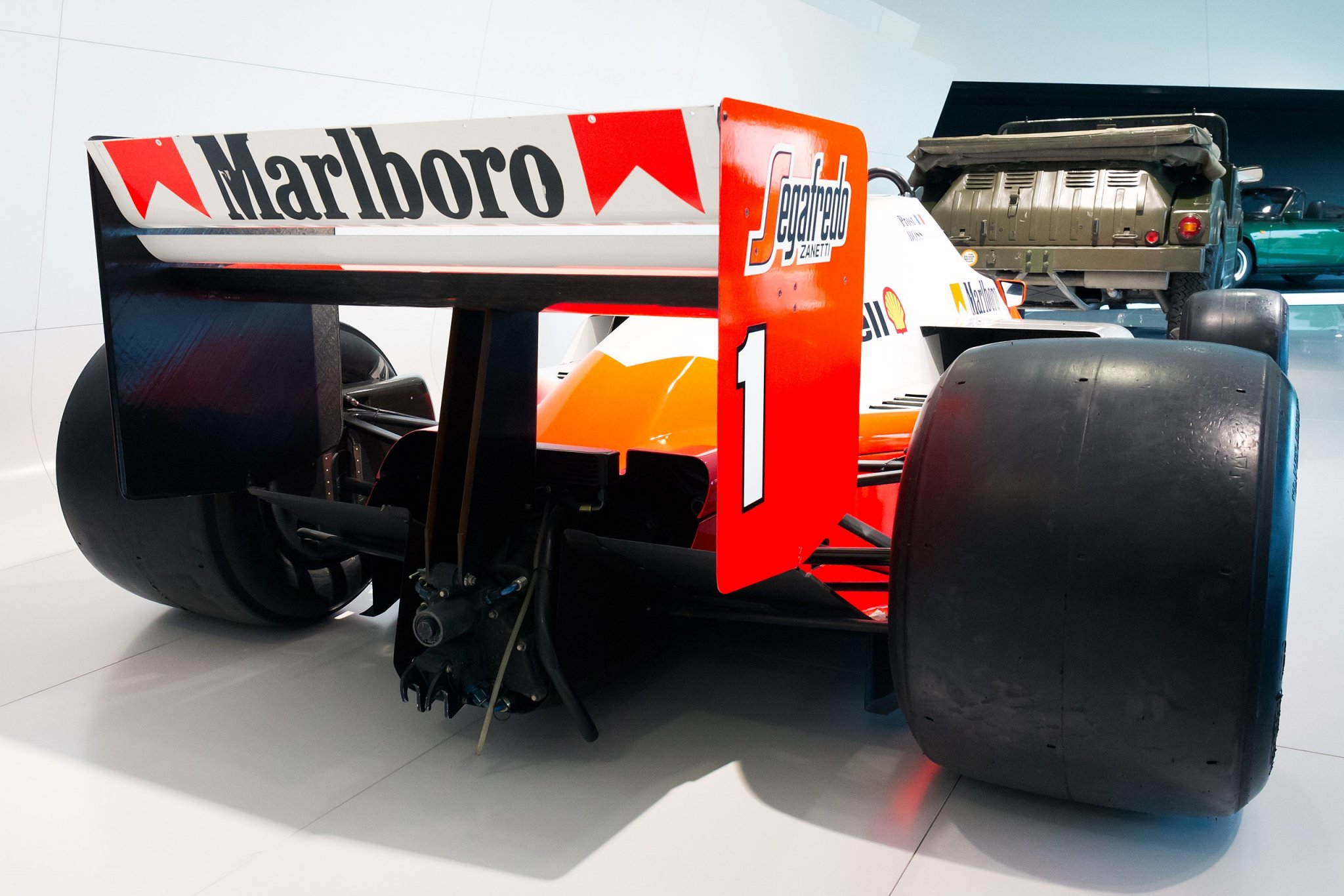 2560px-McLaren_MP4-2C_rear_Porsche_Museum.jpg