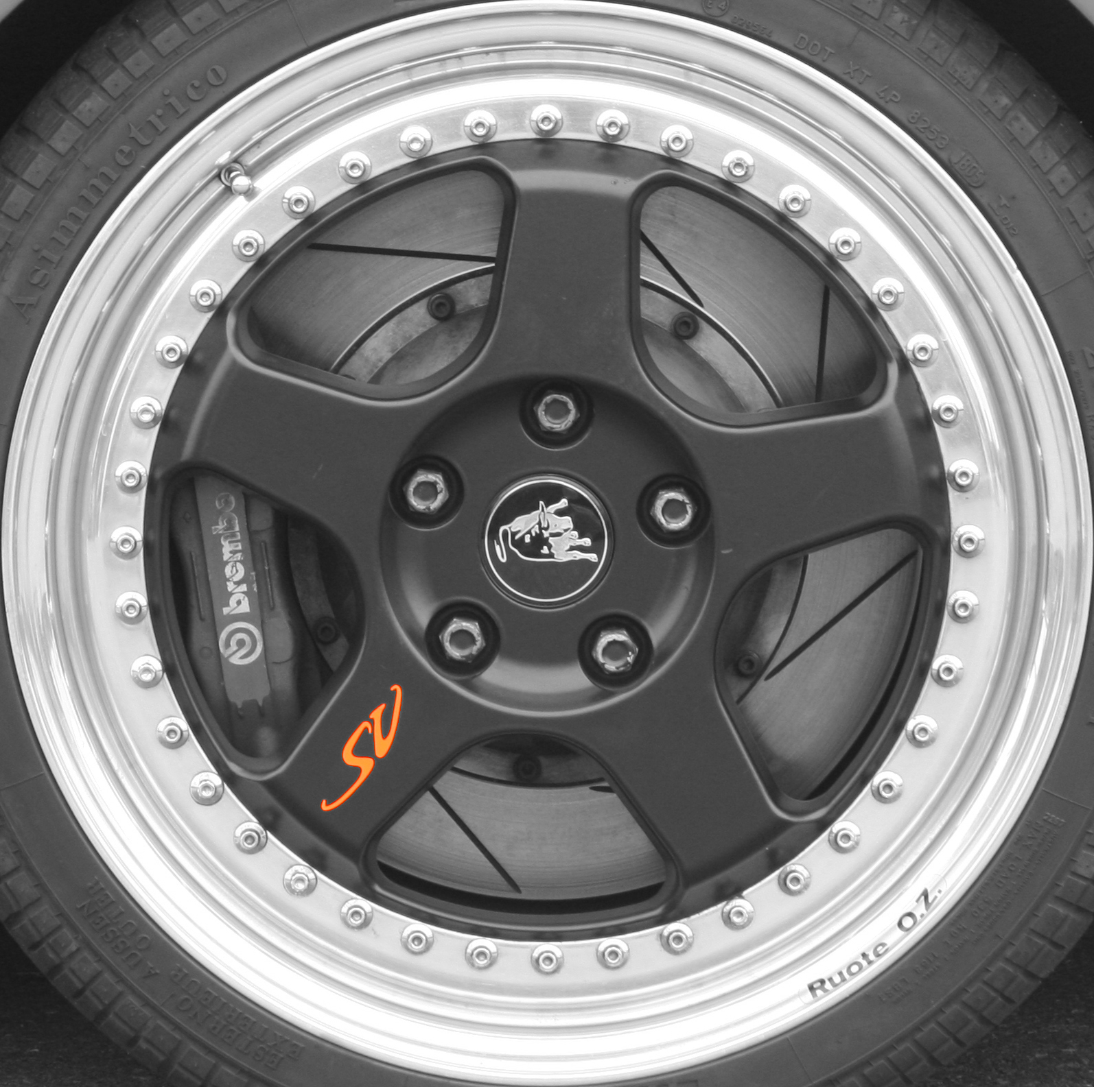 Lamborghini_Diablo_SV_wheel_-_Flickr_-_exfordy.jpg