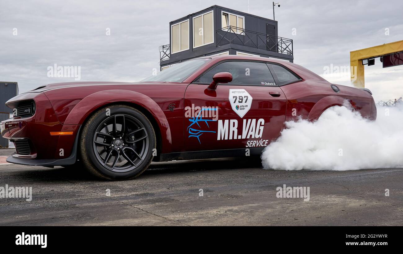 moscow-russia-05th-june-2021-dodge-challenger-warms-up-the-wheelson-june-5-and-6-at-the-territ...jpg