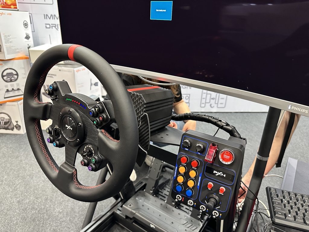 PXN-Wheelbase-Button-Box-gamescom-2024.jpg