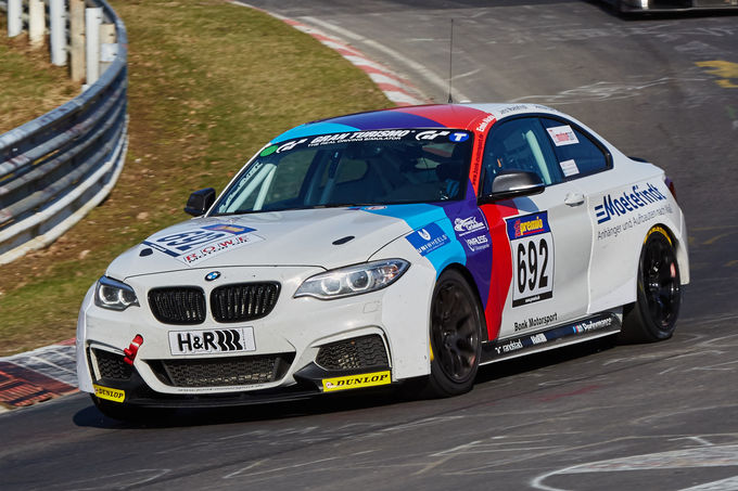 VLN2015-Nuerburgring-BMW-M235i-Racing-Cup-Startnummer-692-CUP5-fotoshowImage-d7c02a2b-855990.jpg