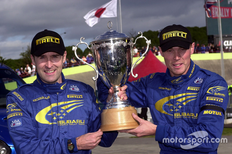 wrc-rally-new-zealand-2001-richard-burns-and-robert-reid-celebrate-with-the-winners-trophy.jpg