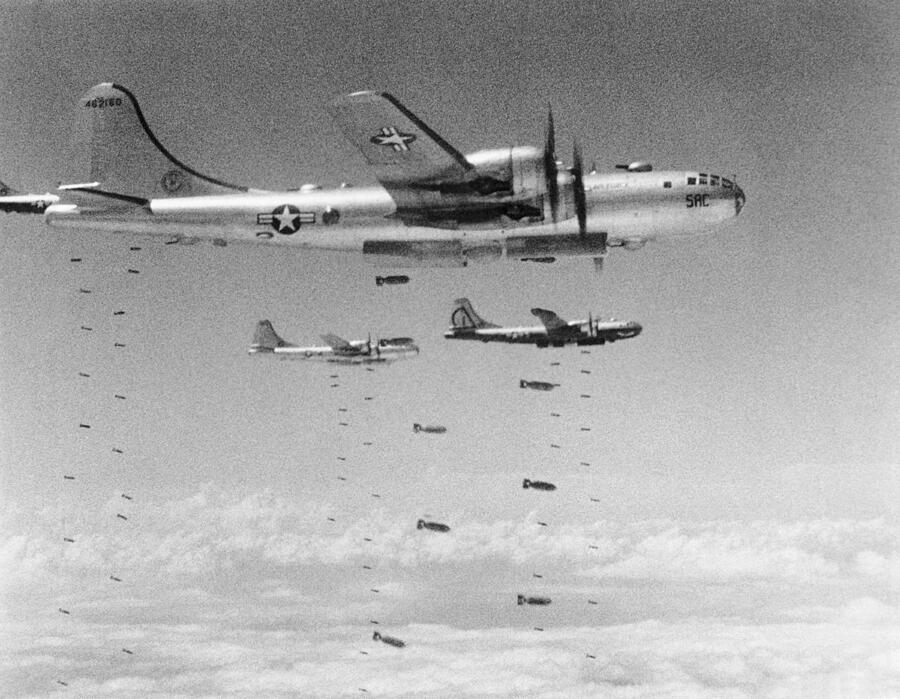 b-29s-dropping-bombs-underwood-archives.jpg