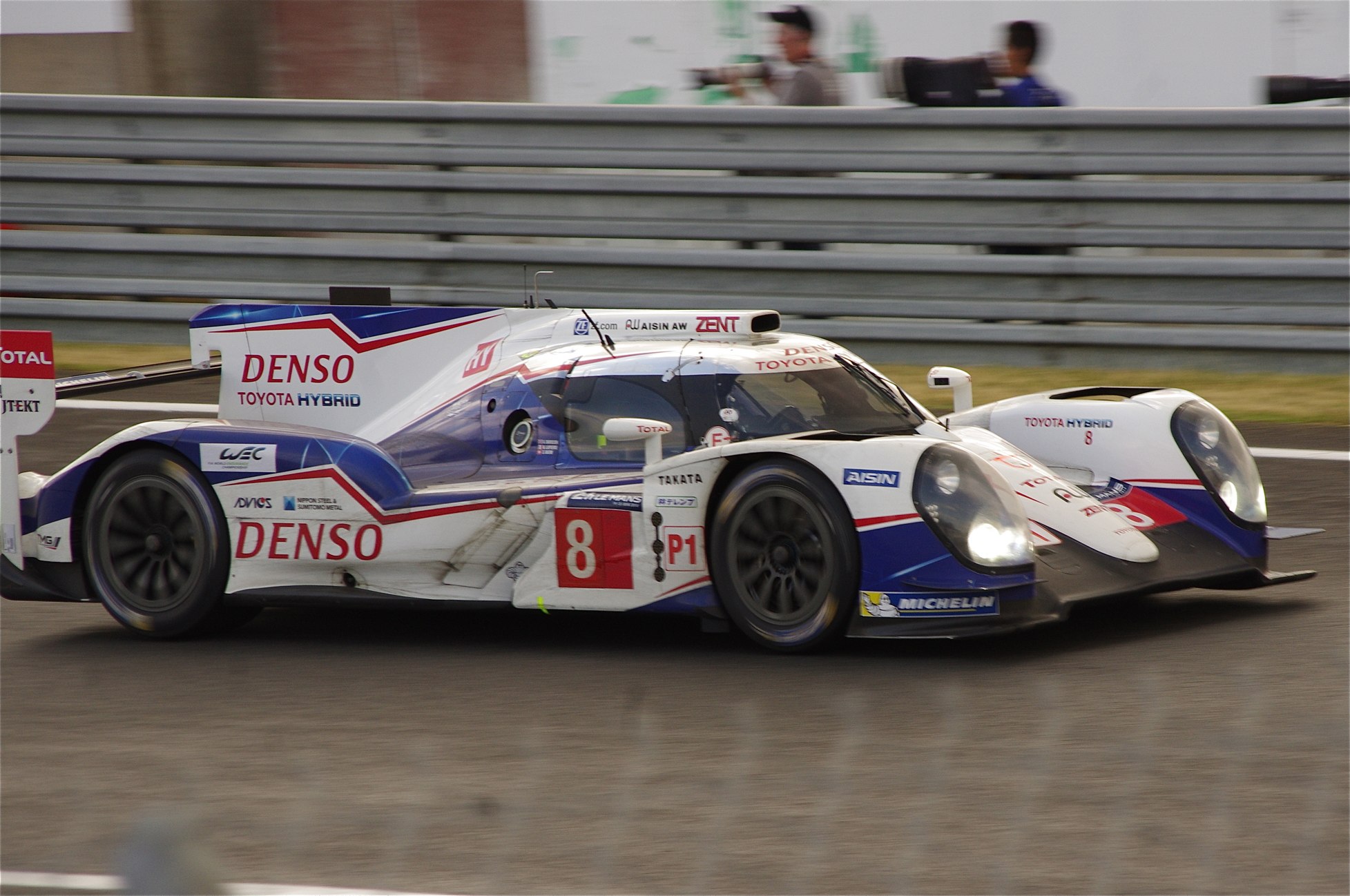 Toyota_TS040_Hybrid_at_Le_Mans_2014_003.jpg