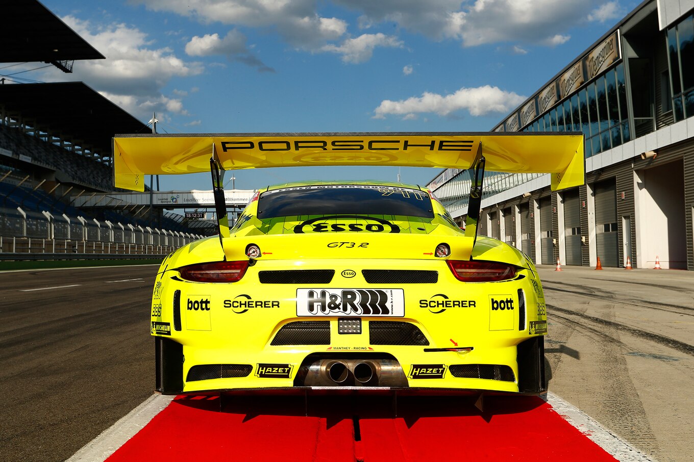 Porsche-911-GT3-R-race-car-rear-view-02.jpg