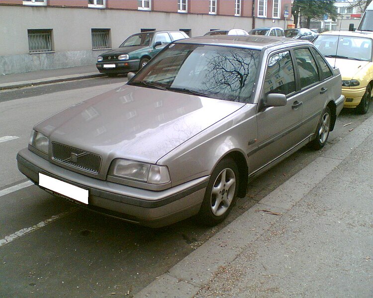 750px-Volvo_440_st..jpg