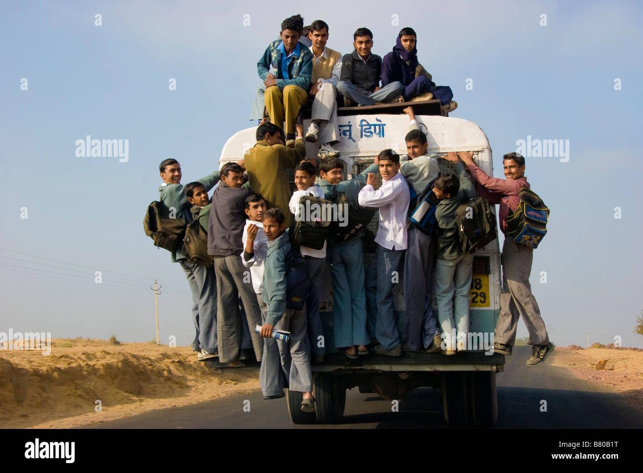 overloaded-bus-carries-school-children-rajasthan-india-B80B1T.jpg