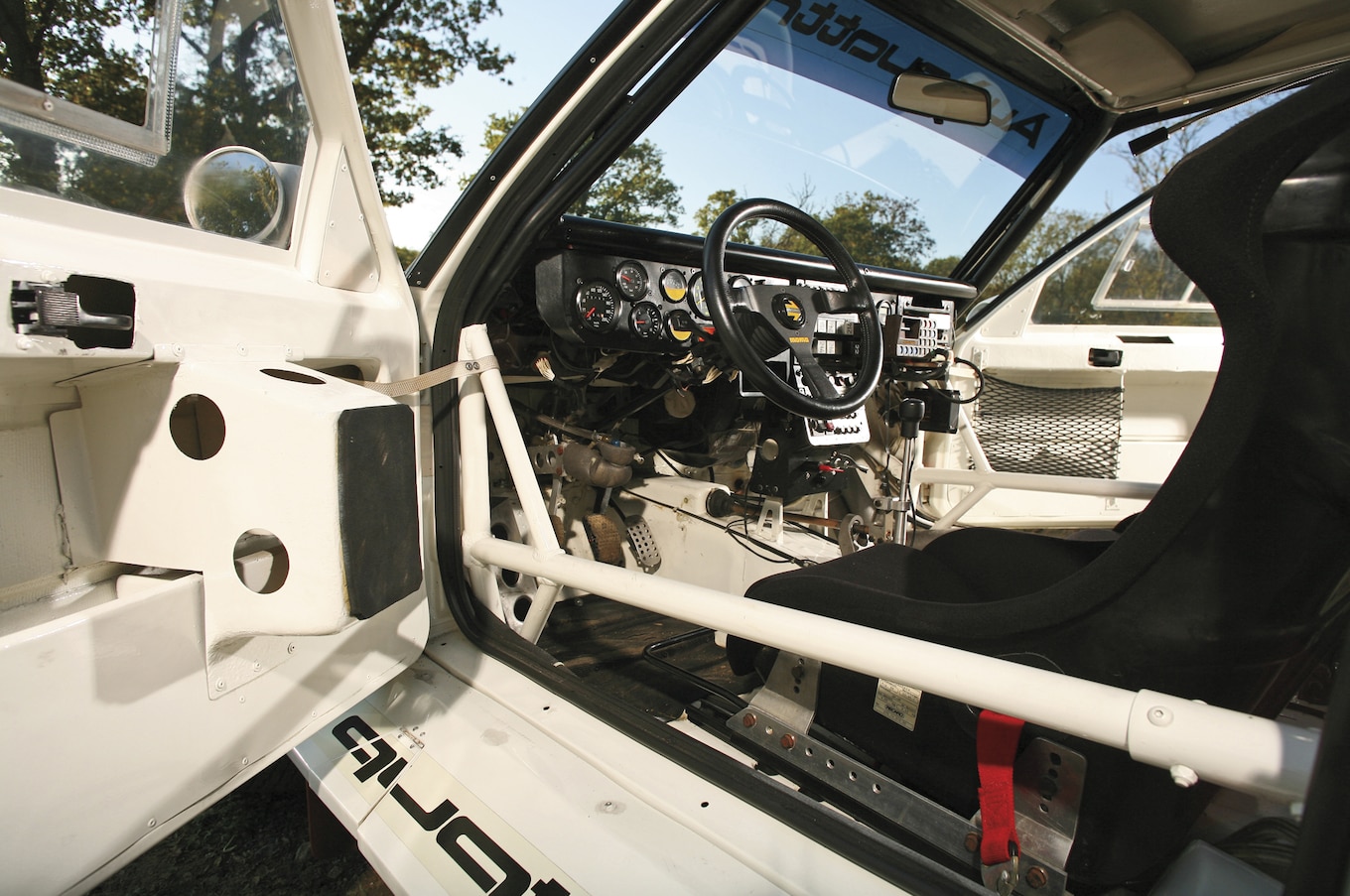 1985-Audi-Quattro-Sport-S1-E2-interior.jpg