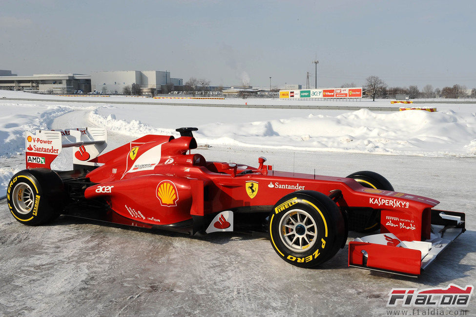 12101_ferrari-f2012-sobre-la-nieve.jpg