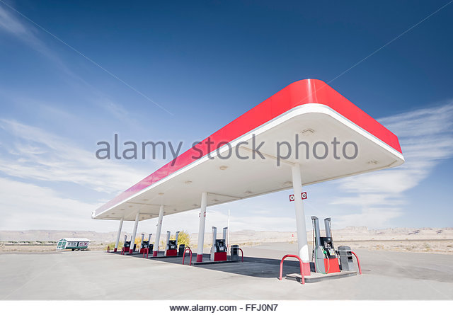 rural-gas-station-in-the-desert-utah-usa-ffj0n7.jpg